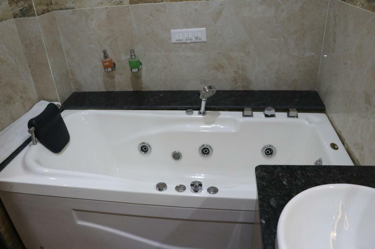 Hotel S.R. Residency Zirakpur Esterno foto