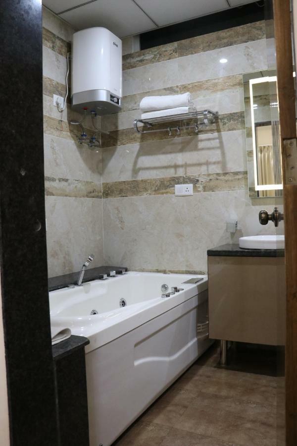 Hotel S.R. Residency Zirakpur Esterno foto